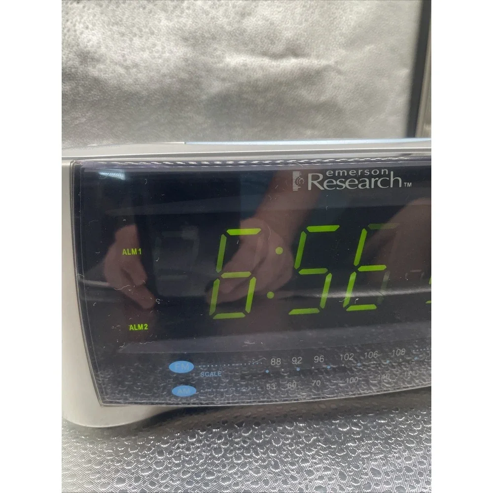 Emerson Research CKS2237 Automatic Time Setting Dual Alarm Clock AM/FM Radio